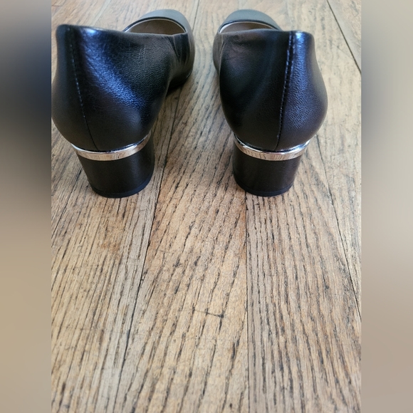 Naturalizer Pumps Black with Silver accent around pump block heel Size: 6 - Picture 7 of 7